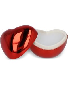 Lippenbalsam in metallischer Herzformdose