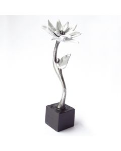 Skulptur Sag es mit einer Blume